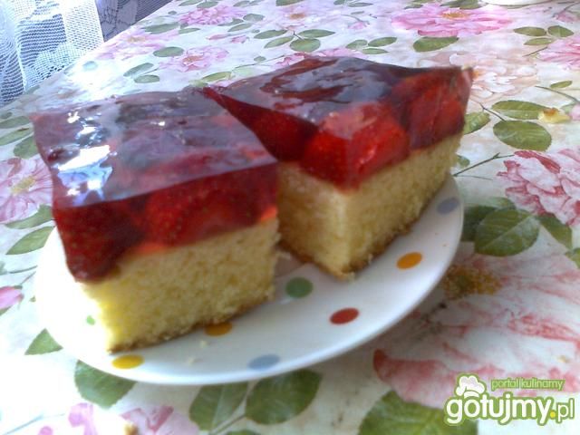 Szybkie ciasto z galaretką i truskawkami