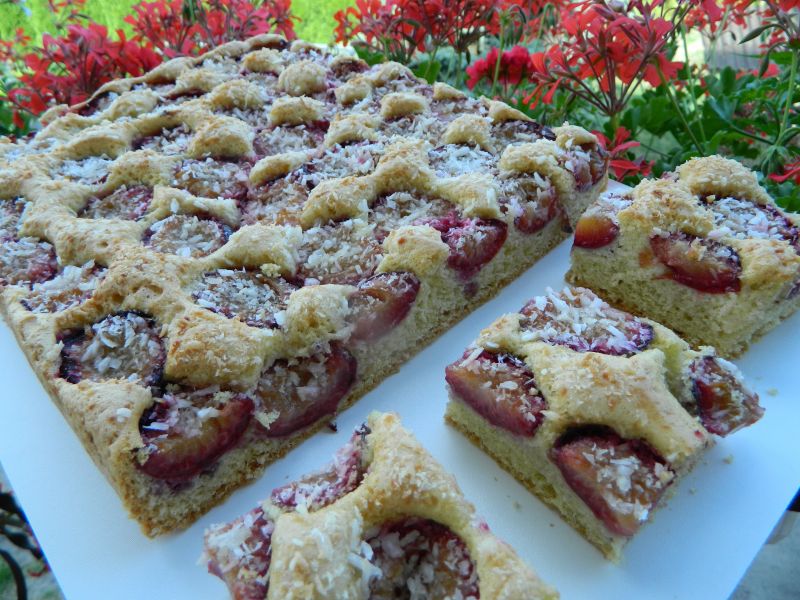 Szybkie ciasto ze śliwkami i kokosem Szybkie ciasto ze śliwkami i kokosem