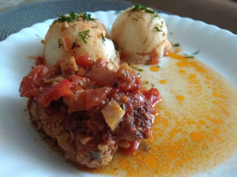 Szybkie gołąbki w sosie pomidorowo-paprykowym  Szybkie gołąbki w sosie pomidorowo-paprykowym