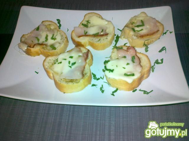 Szybkie grzanki z mozzarellą