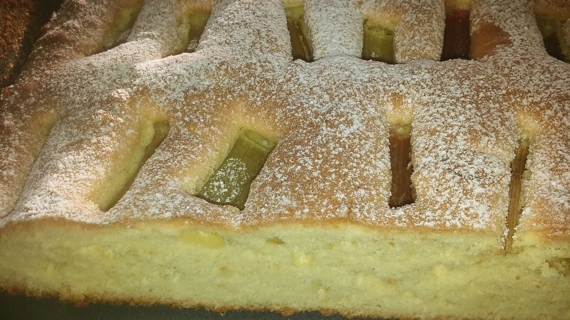 Szybkie i smaczne ciasto z rabarbarem