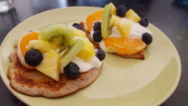 Szybkie placki bananowe z jogurtem i owocami