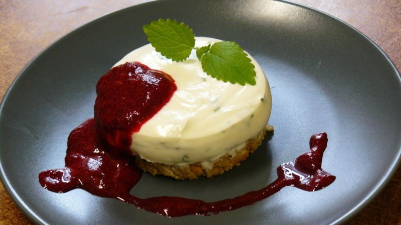 Szybkie serniczki z sosem wiśniowym