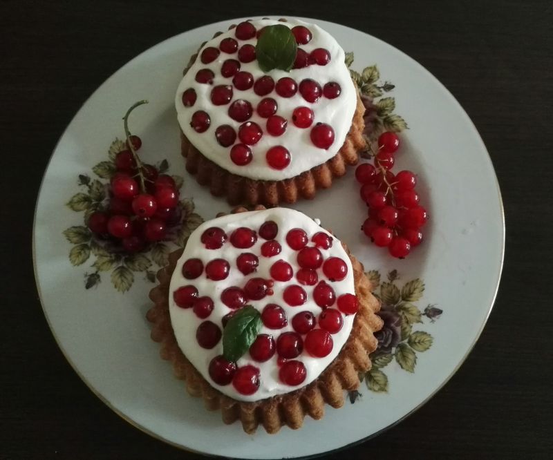 Szybkie tartaletki z bitą śmietaną i porzeczkami Szybkie tartaletki z bitą śmietaną i porzeczkami