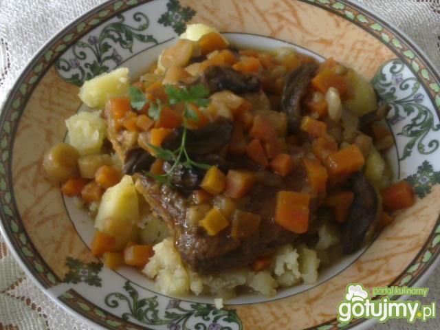 Szyneczka w sosie warzywnym z grzybami 