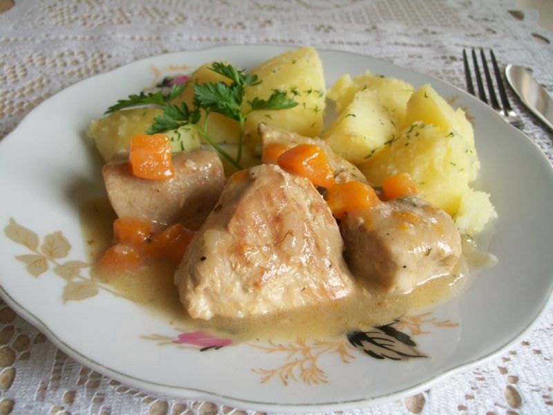 Szynka duszona w sosie z goździkami Szynka duszona w sosie z goździkami