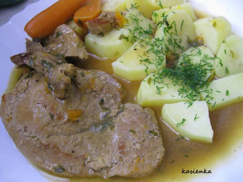 Szynka duszona w ziołach