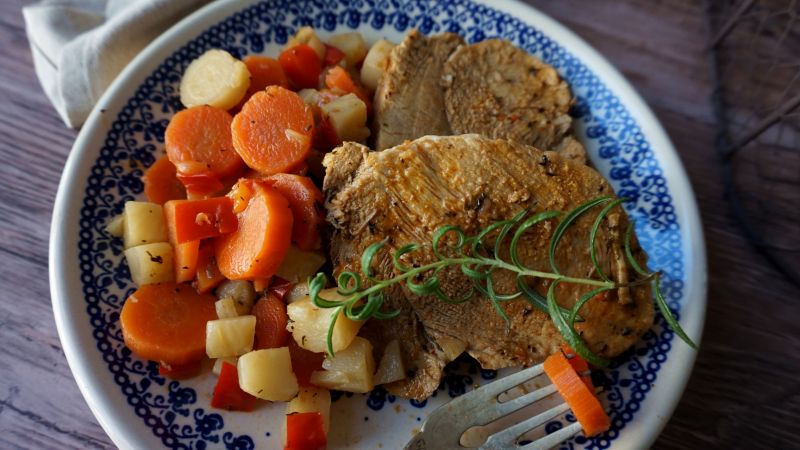 Szynka duszona we włoszczyźnie