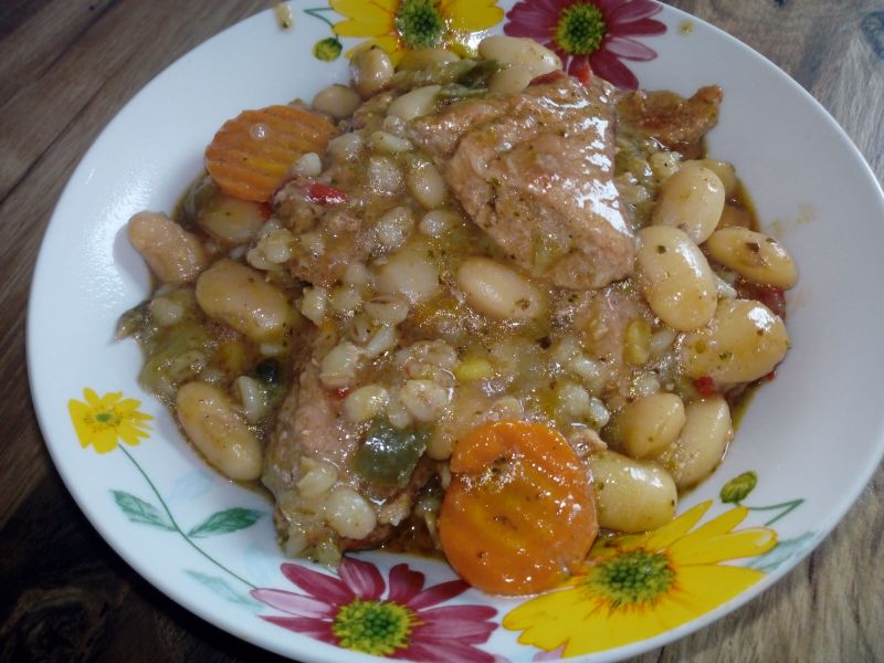 Szynka duszona z pęczakiem i warzywami