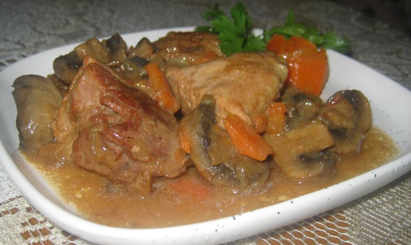 Szynka duszona z pieczarkami