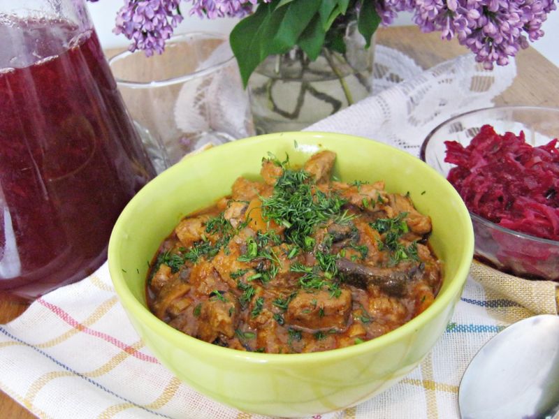 Szynka duszona z porem i młodymi warzywami