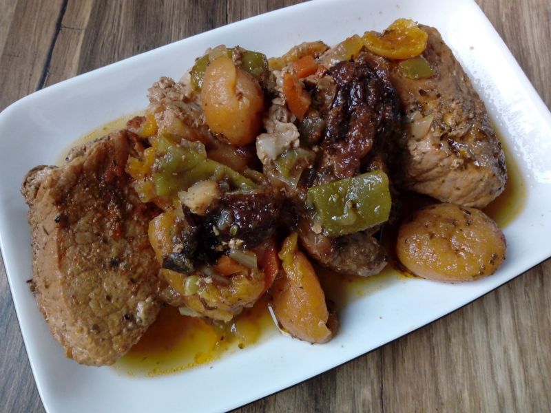 Szynka duszona z warzywami i suszonymi owocami