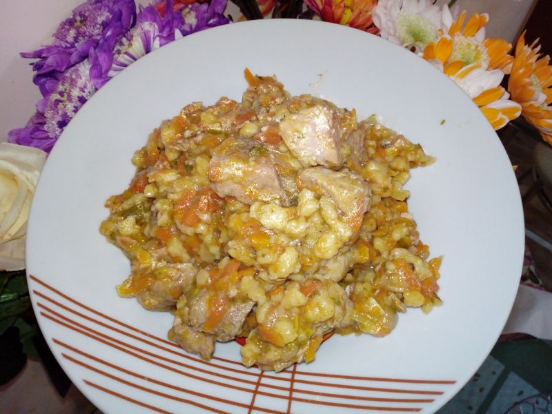 Szynka duszona z warzywami i zacierkami