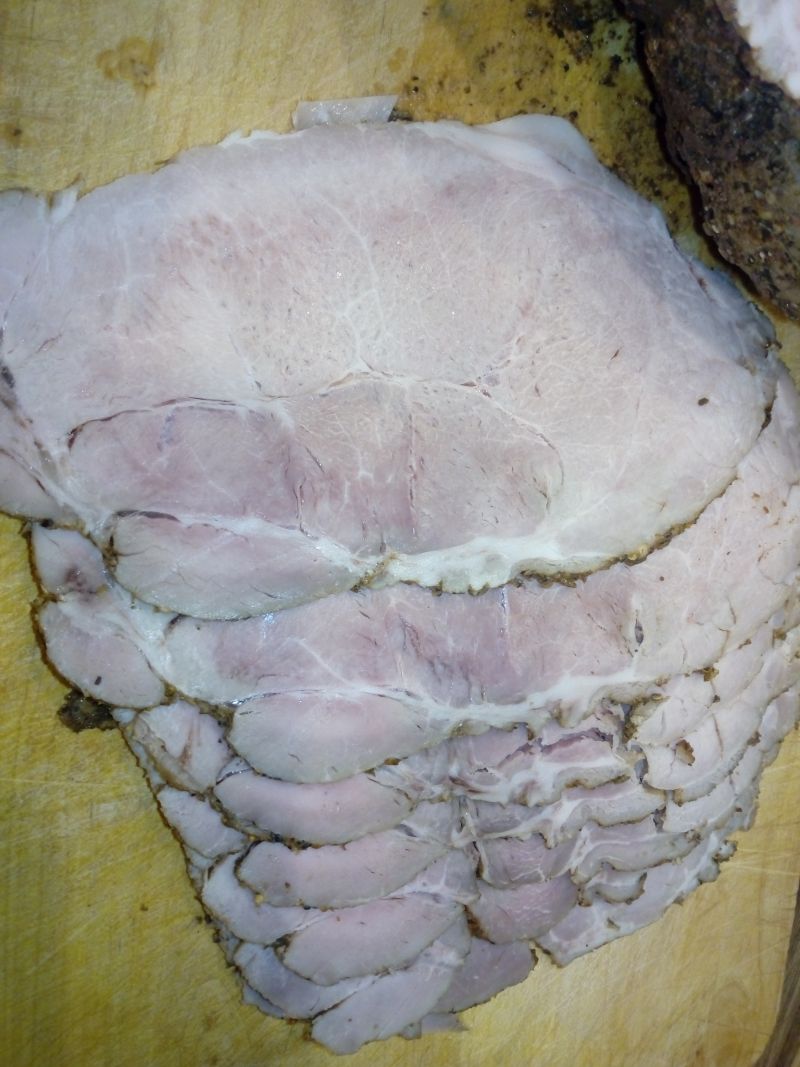 Szynka gotowana w soli ziołowej i pieprzu ziołowym