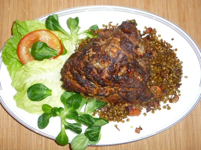 Szynka pieczona w towarzystwie zielonej soczewicy