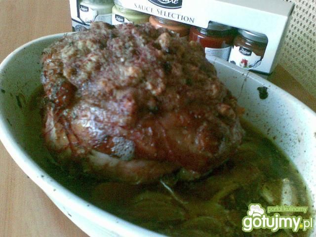 Szynka pieczona z orzechami