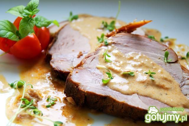 Szynka pieczona z sosem chlebowym 