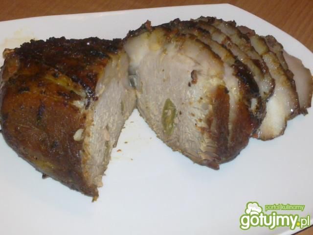 Szynka szpikowana czosnkiem 