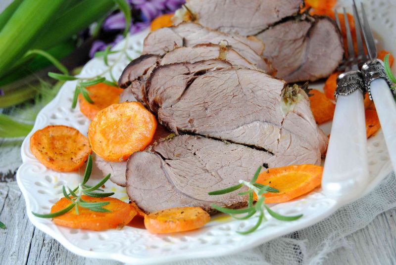 Szynka szpikowana rozmarynem i czosnkiem 