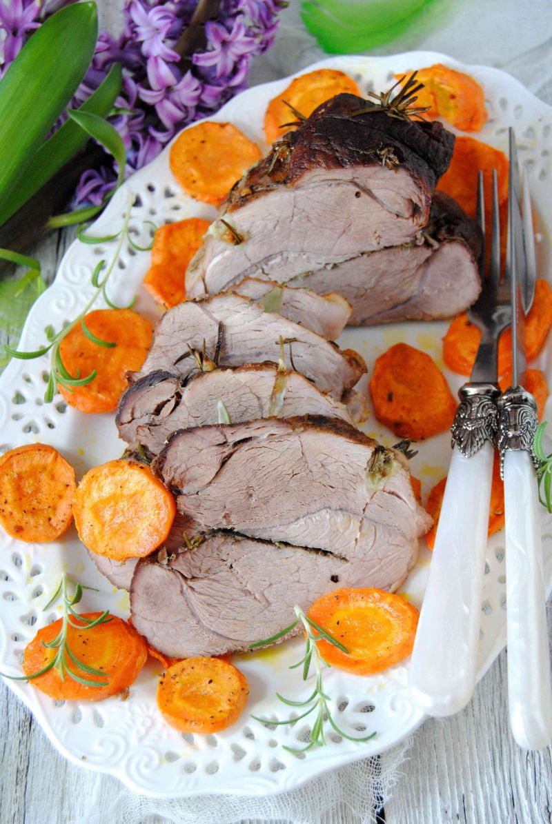 Szynka szpikowana rozmarynem i czosnkiem 