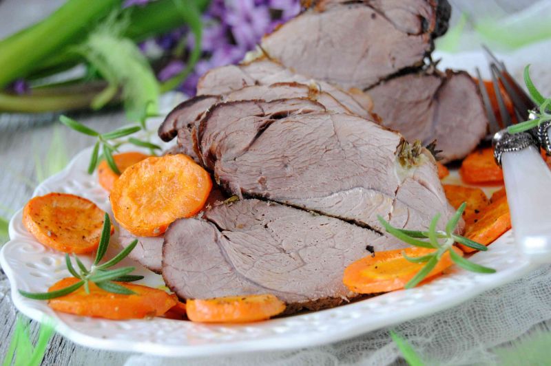 Szynka szpikowana rozmarynem i czosnkiem 