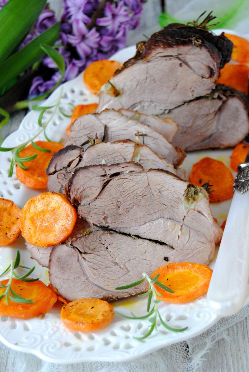 Szynka szpikowana rozmarynem i czosnkiem 