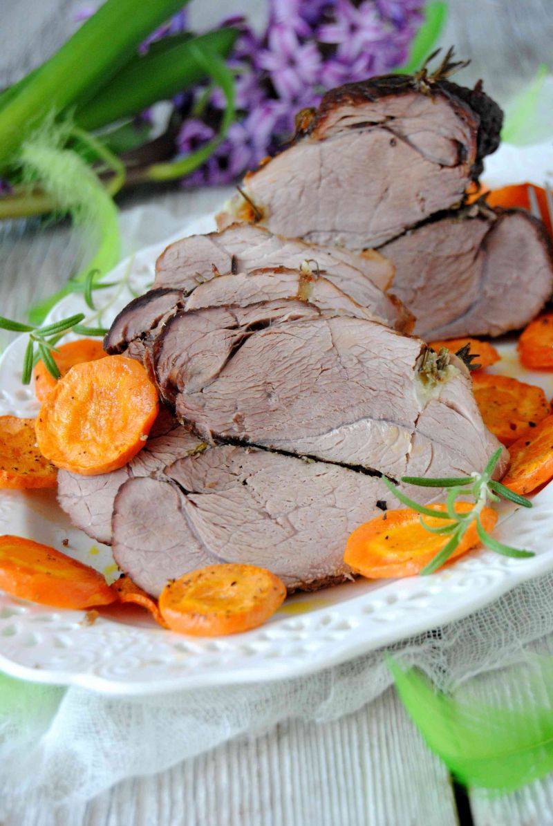 Szynka szpikowana rozmarynem i czosnkiem 