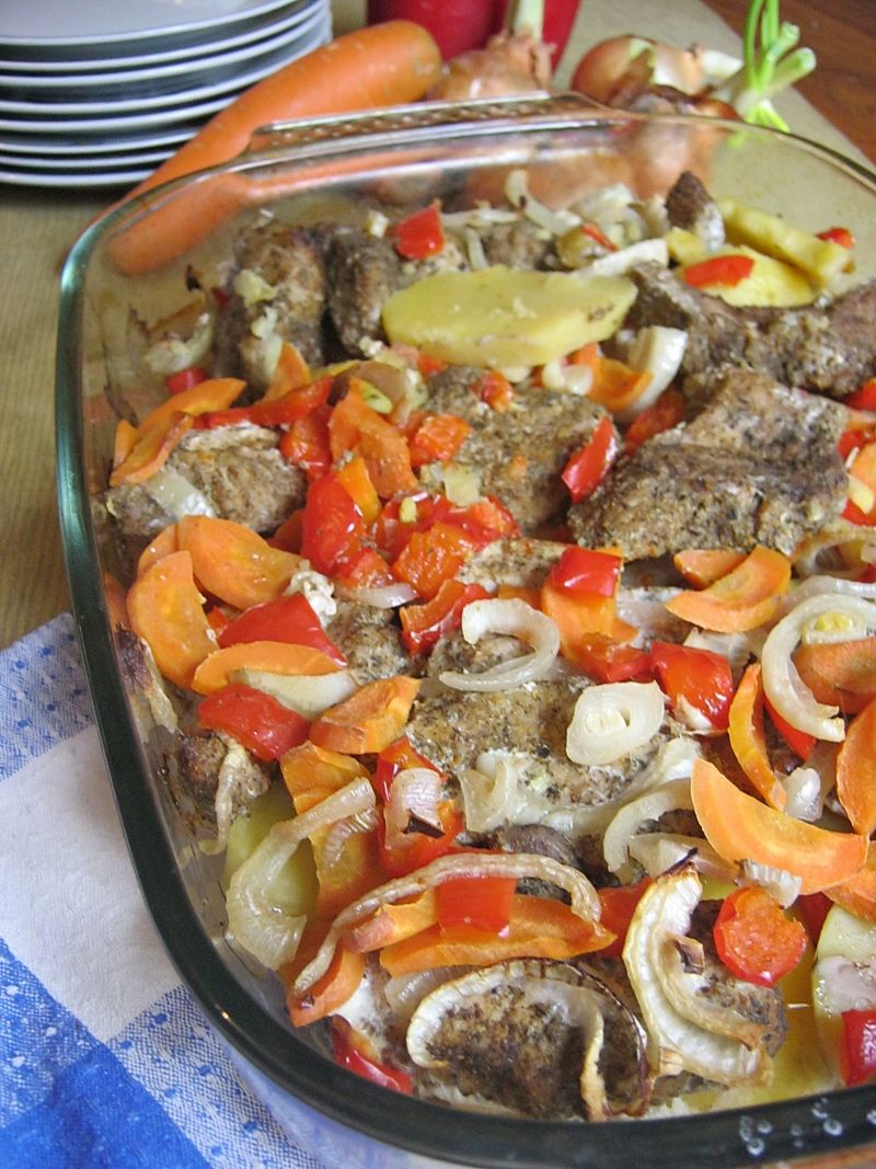 Szynka w czosnku i majeranku otulona warzywami  Szynka w czosnku i majeranku otulona warzywami