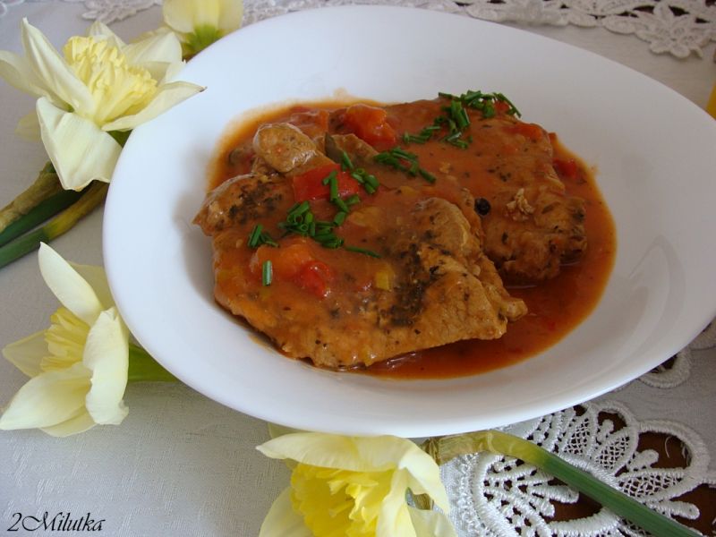 Szynka w pomidorowo-paprykowym sosie Szynka w pomidorowo-paprykowym sosie