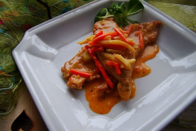 Szynka w sosie paprykowo- warzywnym  Szynka w sosie paprykowo- warzywnym