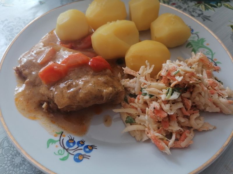 Szynka w sosie z papryka i marchewka