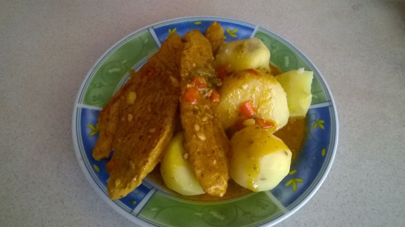 Szynka wieprzowa z cebulą,ogókiem kiszonym Szynka wieprzowa z cebulą,ogókiem kiszonym