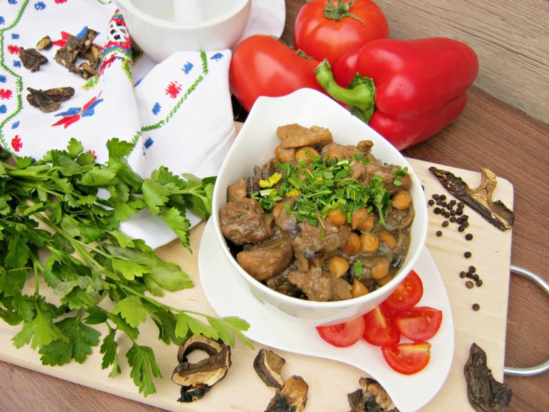 Szynka z cieciorką w sosie grzybowym