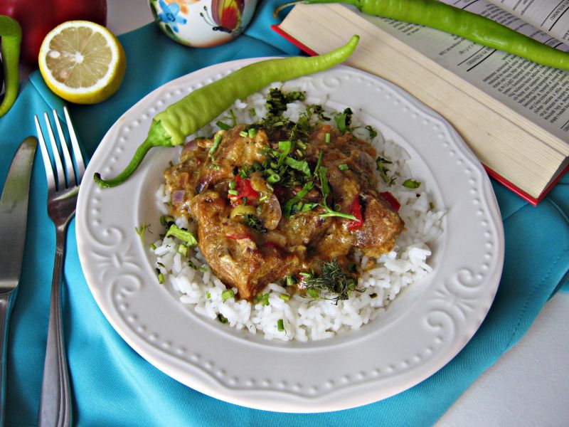 Szynka z paprykami w serowym sosie