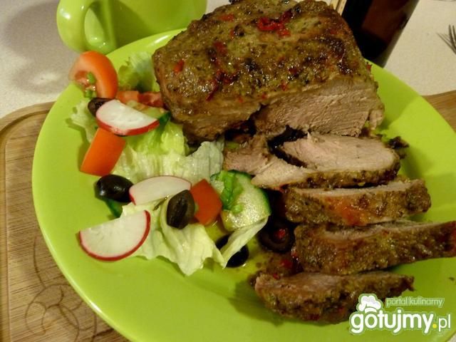Szynka z pesto i czarnymi oliwkami. Szynka z pesto i czarnymi oliwkami.