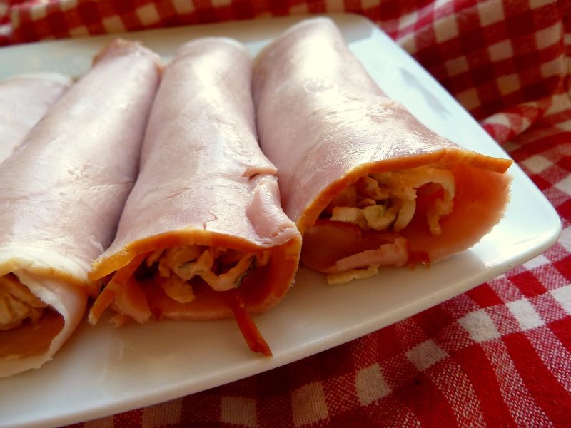 Szynkowe roladki z nadzieniem z selera i jabłek Szynkowe roladki z nadzieniem z selera i jabłek