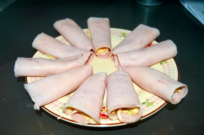 Szynkowe roladki z pastą jajeczną Szynkowe roladki z pastą jajeczną