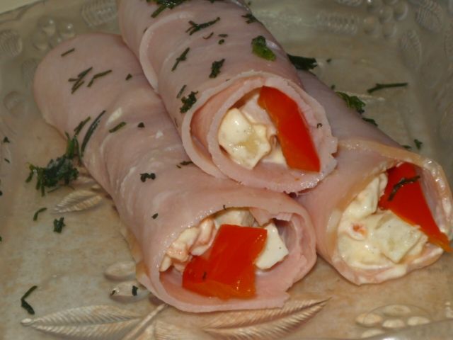 Szynkowe roladki z sałatką