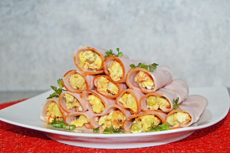 Szynkowe roladki z sałatką jarzynową 