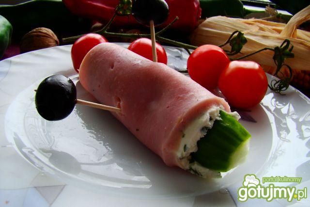 Szynkowe roladki z serkiem ziołowym 