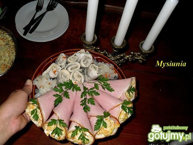 Szynkowe roladki z warzywną sałatką Szynkowe roladki z warzywną sałatką