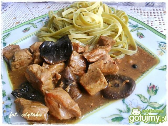 Szynkowy gulasz z grzybami suszonymi