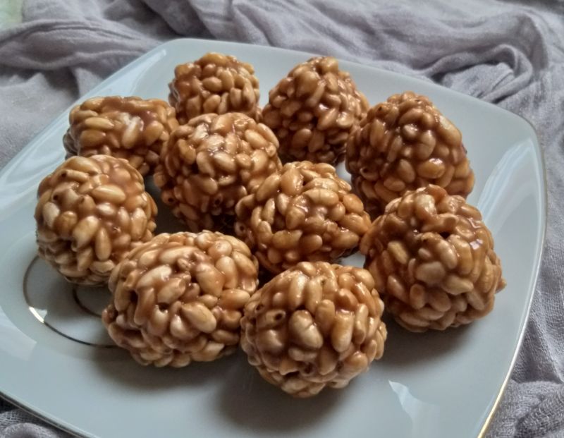 "Szyszki" z ryżu preparowanego i cukierków toffi "Szyszki" z ryżu preparowanego i cukierków toffi