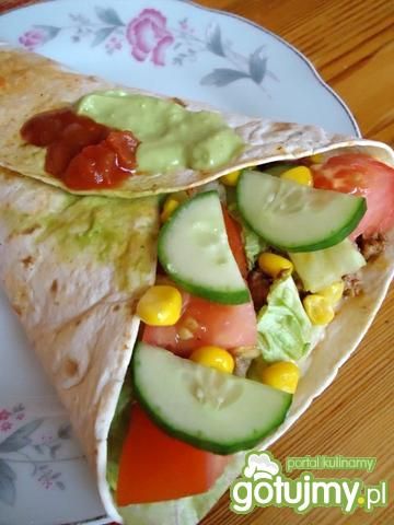 Taco z mięsem i warzywami w tortilli  Taco z mięsem i warzywami w tortilli
