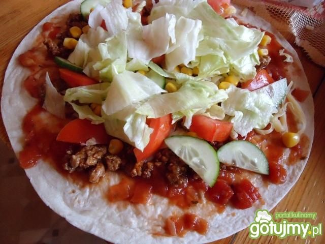  Taco z mięsem i warzywami w tortilli