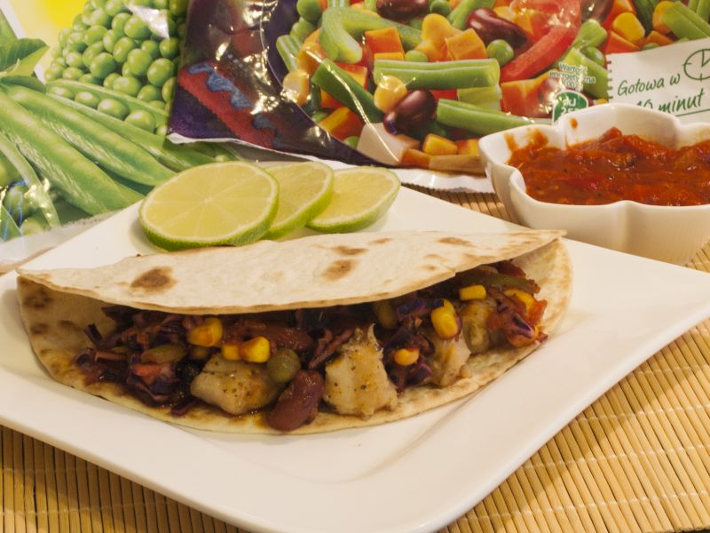 Tacos z rybą i sałatką z czerwonej kapusty 