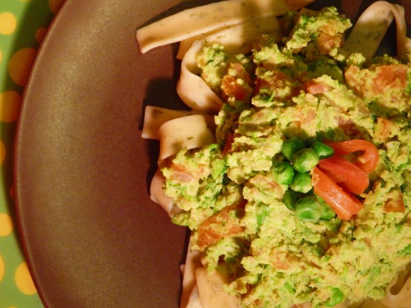 Tagiatella z groszkowo - łososiowym sosem