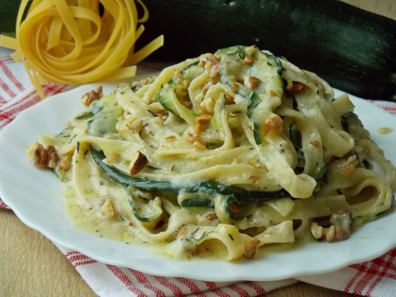 Tagiatelle z cukinią w sosie mascarpone Tagiatelle z cukinią w sosie mascarpone