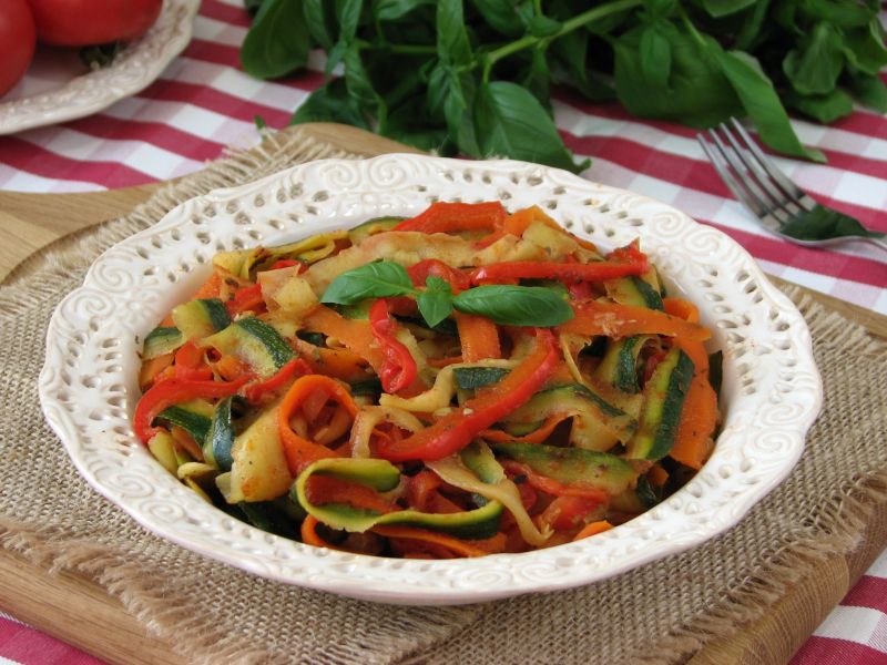 Tagiatelle z cukinii i marchewki w sosie pomidorów