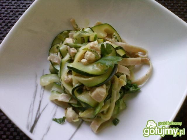Tagiatelle z cukinii z sosem curry Tagiatelle z cukinii z sosem curry